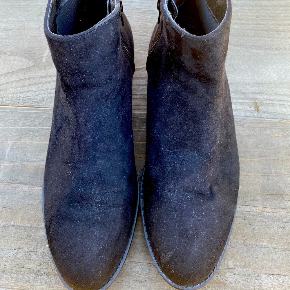 Black boots slightly used